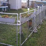 Фото – заграждение из пластиковых трубопрокатных изделий и сетки