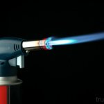 горелка для пайки медных труб на чёрном фоне