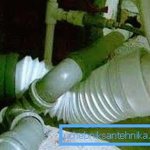 На фото: гофра позволяет решить даже серьезную проблему очень легко – трубы и другие помехи можно просто обойти