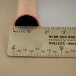 Определение внешнего диаметра медной трубы при помощи линейки