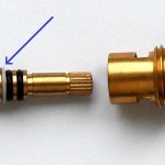 Пластиковая шайба на штоке керамической кран-буксы