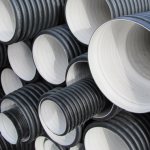 Различные виды гофрированных труб лежат на земле